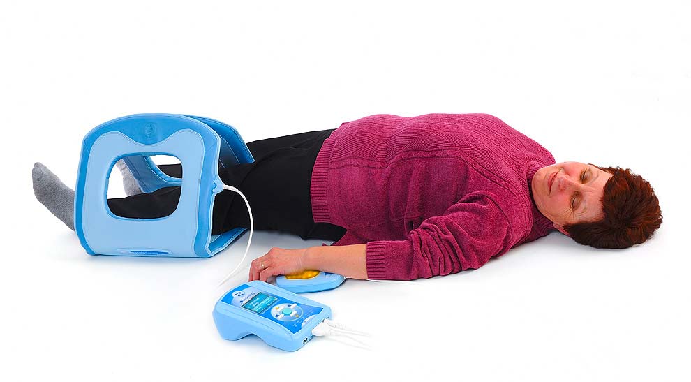 Frau mit Applikator für das Knie