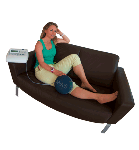 Frau auf einem Sofa mit MAS Sport Multi