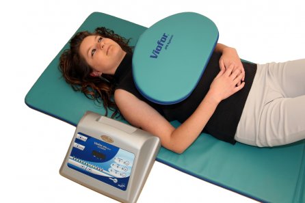 Frau bei der Behandlung mit dem Viofor Therapiekissen