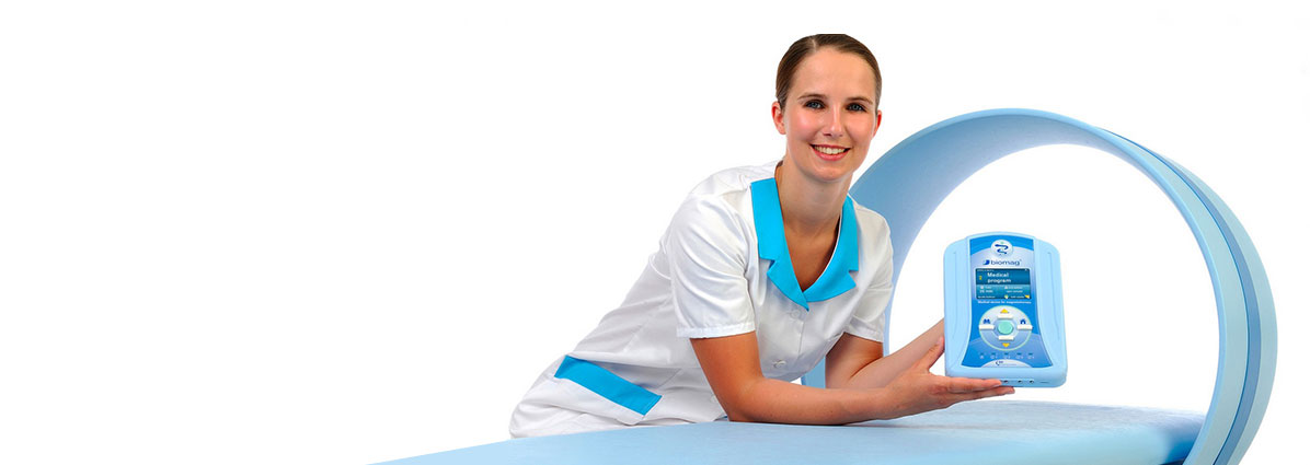 Ärztin mit Magnetfeld Steuergerät vor einer Spule